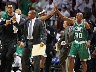 Los Celtics a un paso de la final (90-94)
