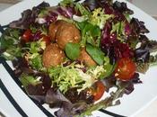 Combo lechugas hojas espinaca fresca caprichos falafel aderezada vinagreta manzana