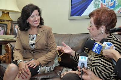 Primera dama recibe brazalete de oro por señora de El Seibo