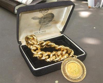 Primera dama recibe brazalete de oro por señora de El Seibo