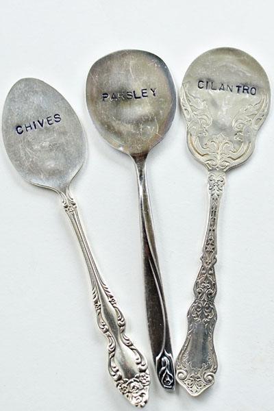 Mira lo que puedes hacer con tus tazas de té que no usas, y un tutorial de como convertir las cucharillas viejas en obras de arte