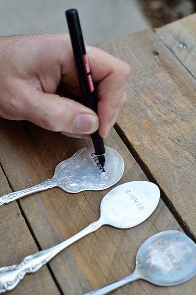 Mira lo que puedes hacer con tus tazas de té que no usas, y un tutorial de como convertir las cucharillas viejas en obras de arte