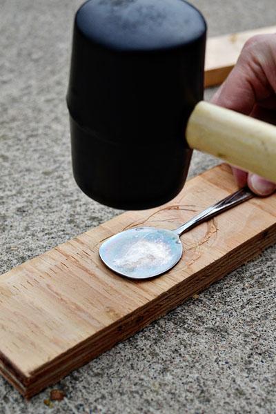 Mira lo que puedes hacer con tus tazas de té que no usas, y un tutorial de como convertir las cucharillas viejas en obras de arte