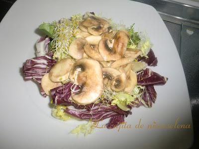 Ensalada templada de champiñones y uvas