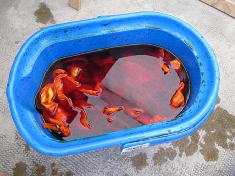 Proceso de tintado de telas batik