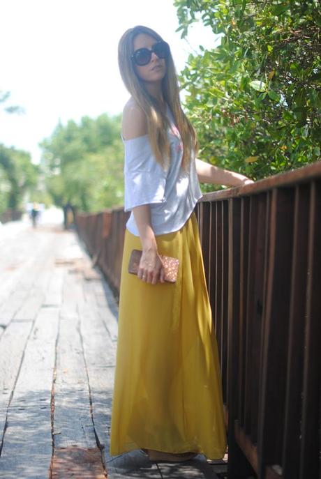 Cropped top and maxi skirt outfit at fashion blog Mes Voyages à Paris (Cancun, Mexico)