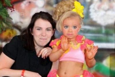 Broncea a su hija de dos años para concursos de belleza