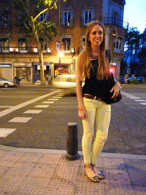 Miri y sus pantalones amarillos