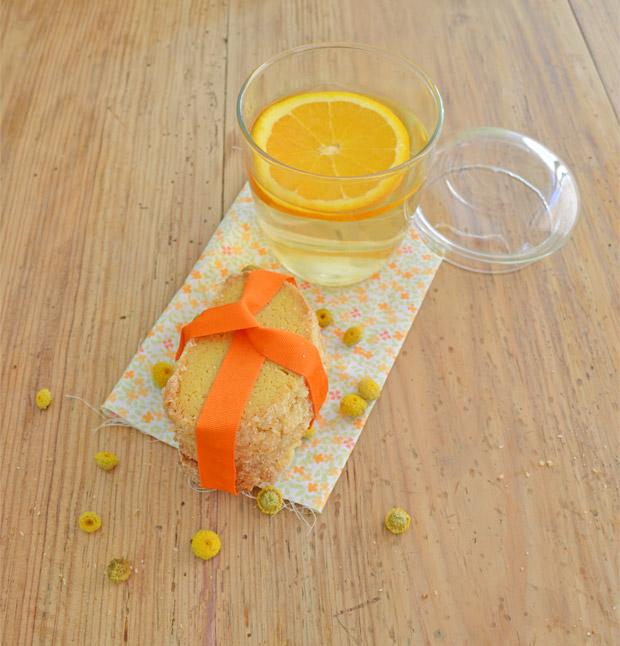 Galletas de naranja con refresco de manzanilla