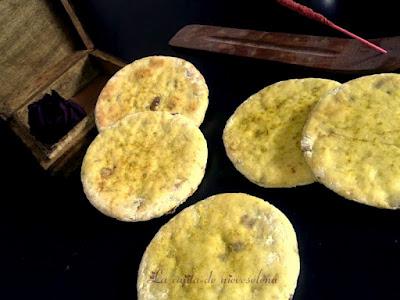 Tortitas de pan de aceituna y pasas al curry