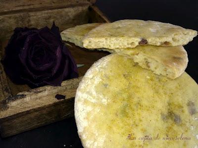 Tortitas de pan de aceituna y pasas al curry