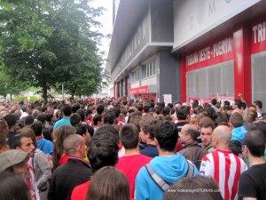 Homenaje a Preciado de aficion Sporting: Colas para velatorio