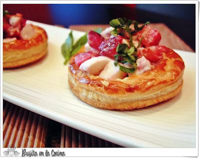 Tartaleta o cucharitas de picotas y mozarella