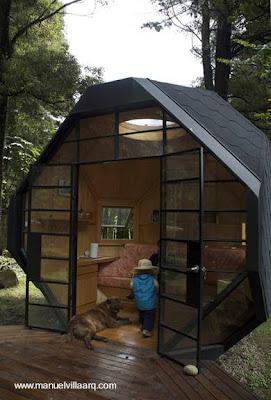 Pequeña cabaña de madera en el jardín. Pequeña cabaña de madera en el jardín.