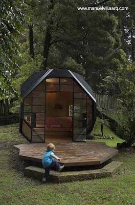 Pequeña cabaña de madera en el jardín. Pequeña cabaña de madera en el jardín.