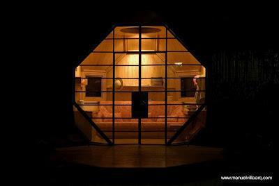 Pequeña cabaña de madera en el jardín. Pequeña cabaña de madera en el jardín.