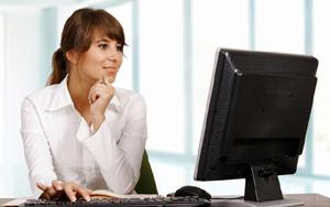 Woman using computer Internet como ayuda en la busqueda de temas de salud