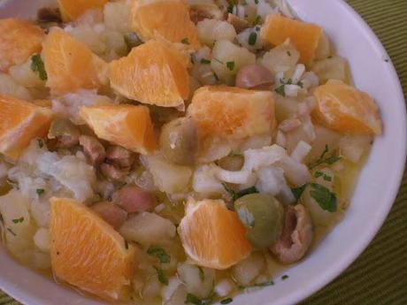 ENSALADILLA MALAGUEÑA DE PAPAS Y BACALAO CON NARANJAS Y ACEITUNAS 