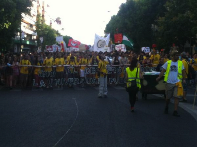 Los  estudiantes sevillanos se manifiestan por segunda vez contra los recortes