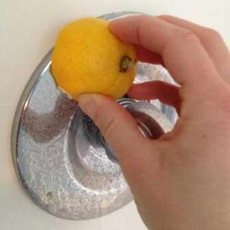 Elimina la cal de los grifos con limón