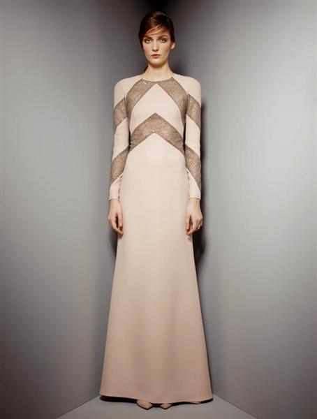 Valentino propone tonos neutrales o techno couture. Cuál es tu estilo?