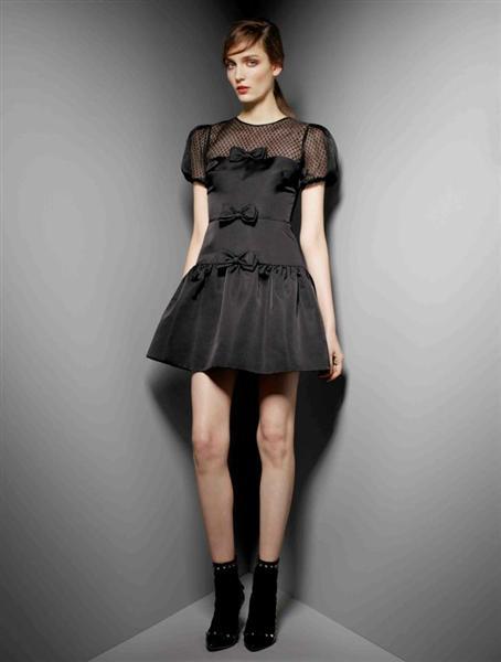 Valentino propone tonos neutrales o techno couture. Cuál es tu estilo?