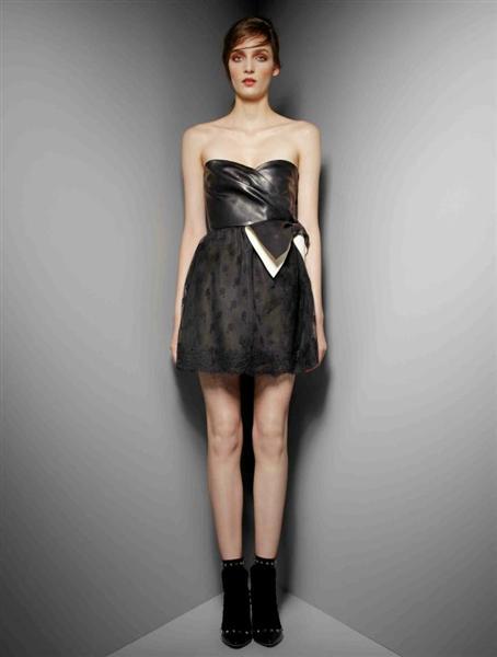 Valentino propone tonos neutrales o techno couture. Cuál es tu estilo?