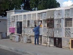 EN SANTIAGO: Delincuentes arrasan en el CEMENTERIO