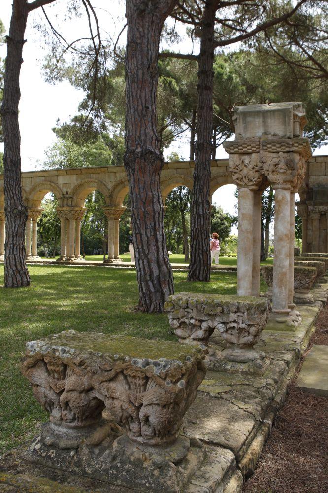 Un paseo por el claustro románico de Palamós