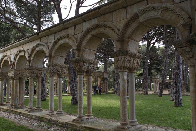 Un paseo por el claustro románico de Palamós