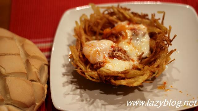 Huevos poché con sobrasada en nido de patatas paja