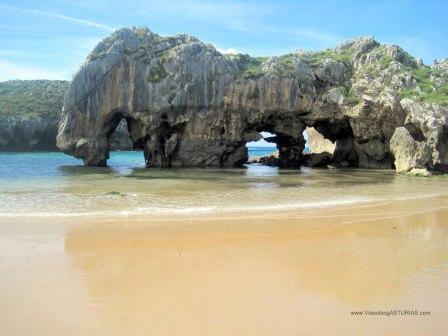 Playa de Cuevas de Mar, en Llanes: Cuevas y agua azul turquesa