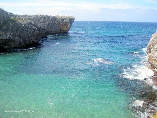 Playa de Cuevas de Mar, en Llanes: Acantilados