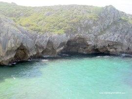 Playa de Cuevas de Mar, en Llanes: Cuevas laterales