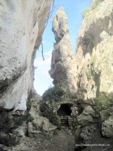 Playa de Cuevas de Mar en Llanes: Rocas 