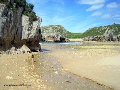 Playa de Cuevas de Mar, en Llanes: Margen izquierdo