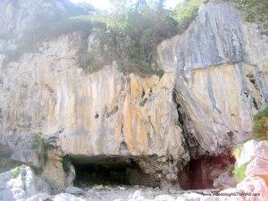 Playa de Cuevas de Mar, en Llanes: Cuevas laterales