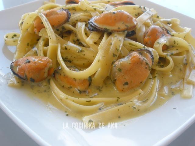 Tallarines con mejillones al pesto