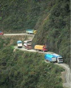 Carretera a los Yungas y el turismo macabro