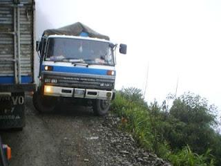 Carretera a los Yungas y el turismo macabro