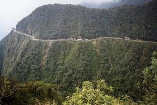 Carretera a los Yungas y el turismo macabro