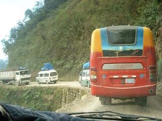 Carretera a los Yungas y el turismo macabro