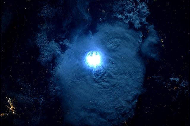 El destello de un relámpago visto desde la Estación Espacial Internacional.