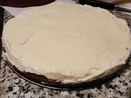 Tarta de café, nata, chocolate y crema agria