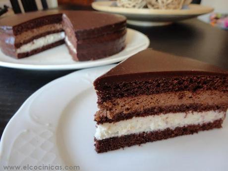 Tarta de café, nata, chocolate y crema agria