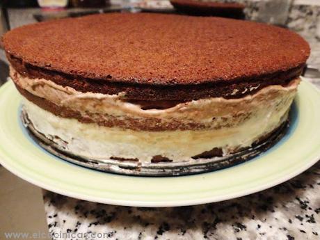 Tarta de café, nata, chocolate y crema agria