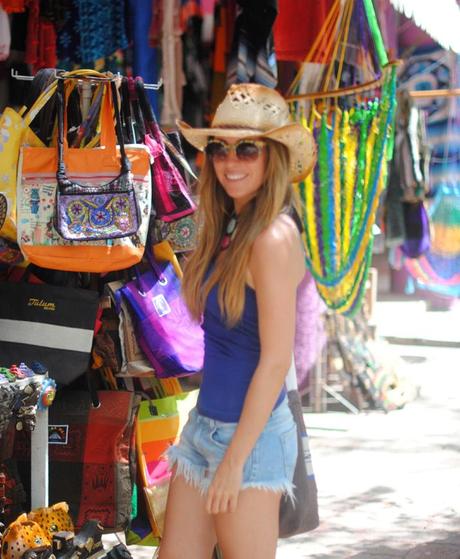 Tulum, Cancun, mayan ruins. Fashion blogger Mónica Sors in Mexico