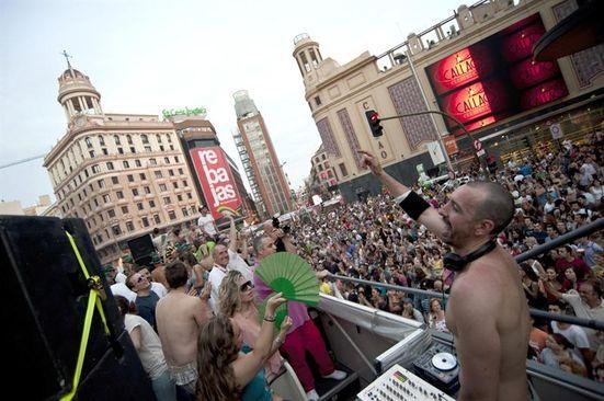 Súbete con Ponte en mi Piel a la carroza de Máxima FM y Multicolor Viajes en el Orgullo LGTB Madrid 2012