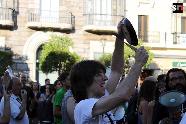 Las imágenes de la cacerolada contra el rescate a la banca en Sevilla