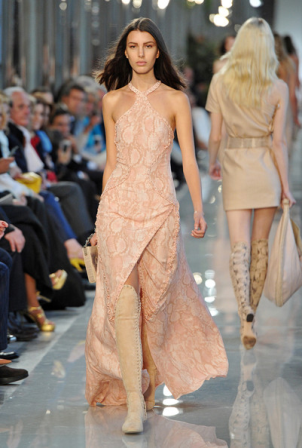 Karolina Kurkova, Hilary Swank, e Inés Sastre, en el front row de Ferragamo, colección crucero 2013, en París